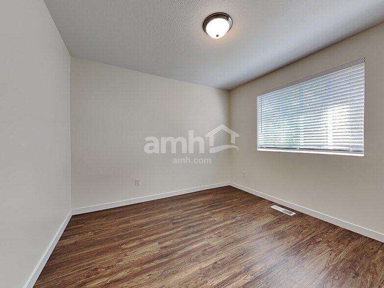 Building Photo - 1211 NE 12th St