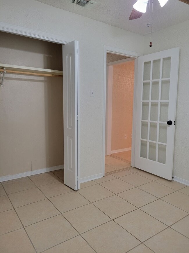 Building Photo - 3bd/2ba house close to major shopping, restaurants, and Ft. Hood!