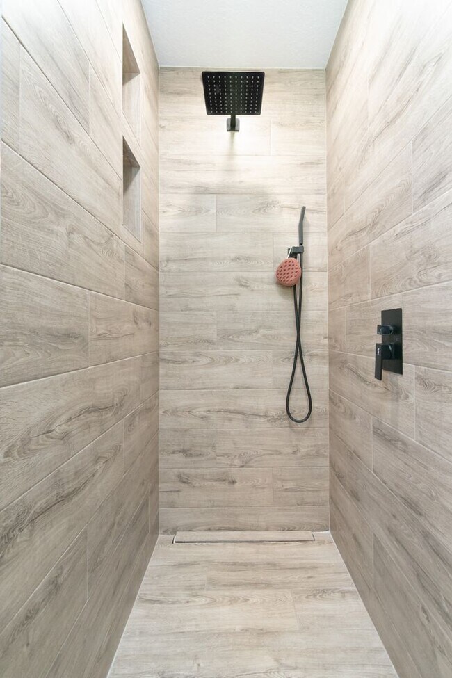 Building Photo - Gorgeous Mid-Centry Modern 3bed/2bath with...