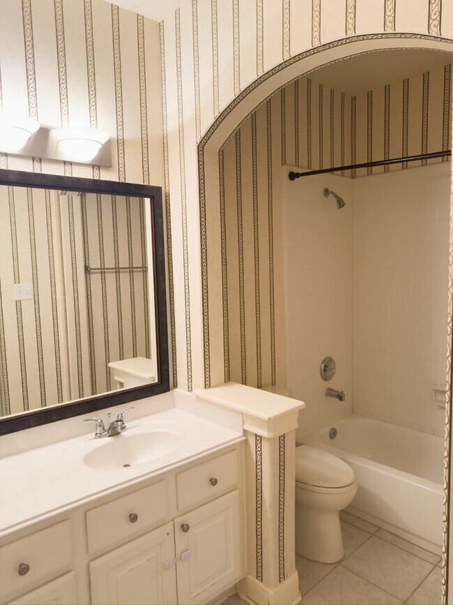 Building Photo - 1648 Lakeside Enclave Dr