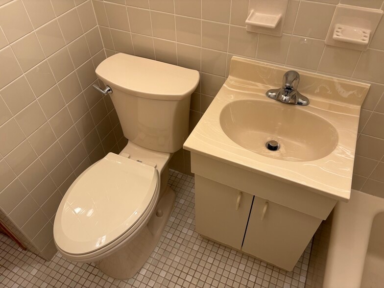 Building Photo - 1356 Roosevelt Ave