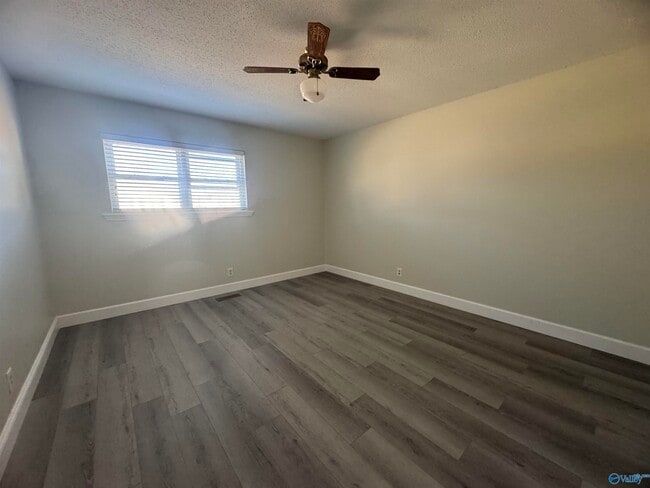 Building Photo - 9904 Willow Cove Rd SE