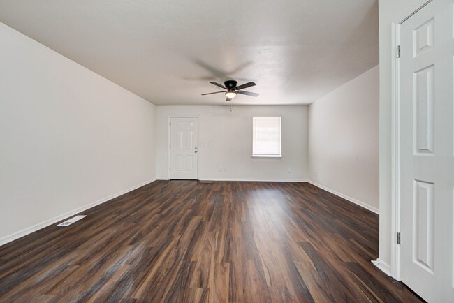 Building Photo - 2112 Melrose Dr