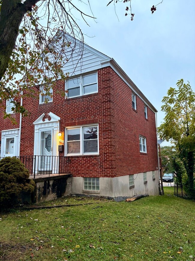 Building Photo - Spacious Townhome with Updated Kitchen & P...