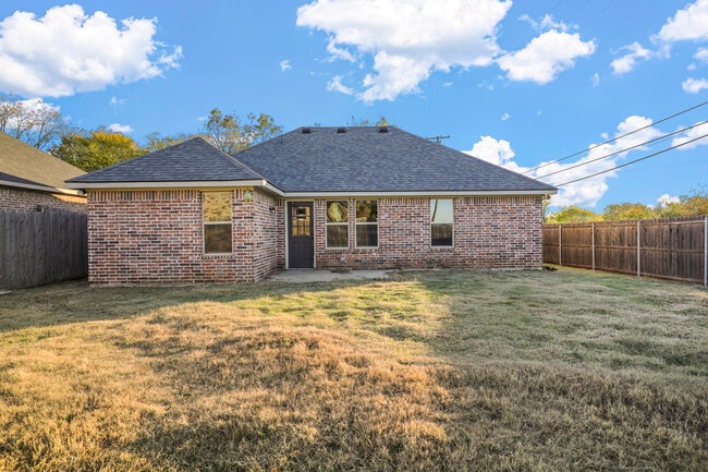 Building Photo - 401 Maple Row