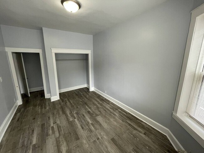 Building Photo - 4431 N Racine Ave