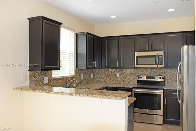 Building Photo - 3 br, 2.5 bath Townhome - 12442 Emerald Cr...