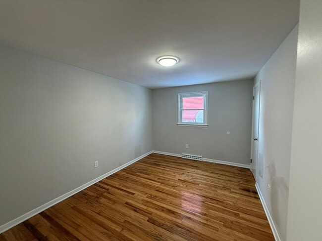 Building Photo - Recently updated 3 Bed 1 Bath Single Family House available February 1st!