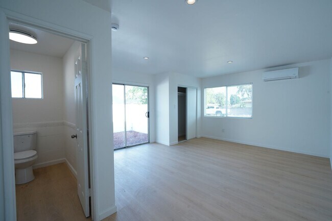 Building Photo - 1443 N Riverside Ave