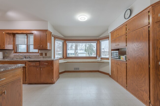 Building Photo - Great Roseville Home, Moundsview Schools, ...