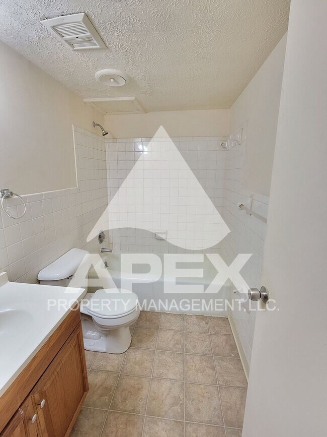Building Photo - Spacious Ground Floor 2 Bd - 1Ba Apartment...