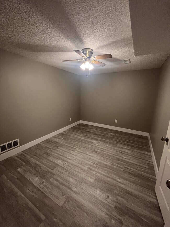 Building Photo - 723 Iron Horse Dr