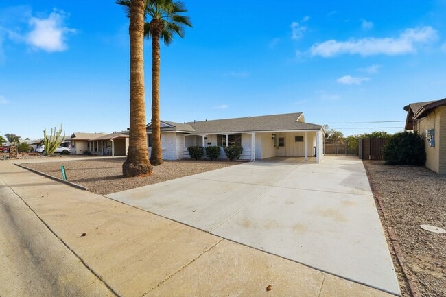 Building Photo - Resort-Style 55+ Living in the Heart of Sun City – Freshly Updated with Bonus Arizona Room & Priv...