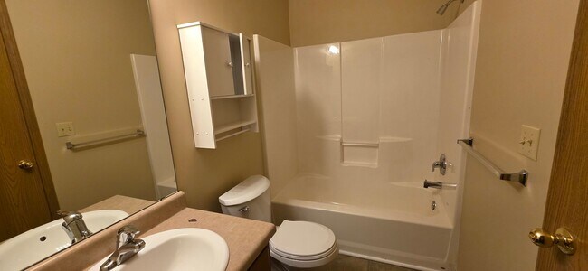 Building Photo - 3 Bedroom 2 Bath Close To Missouri State University $1295