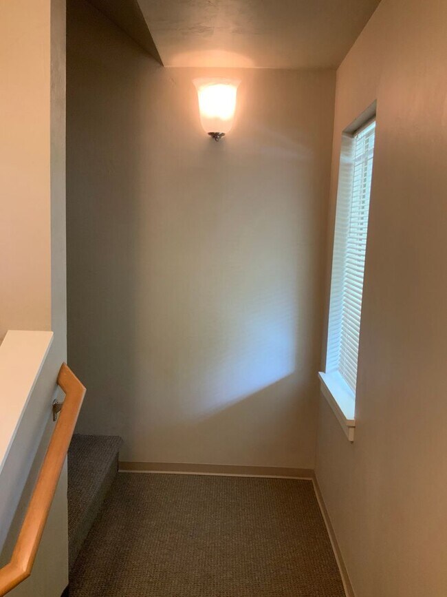 Building Photo - Move In Special!!  Close to Campus on 14th...