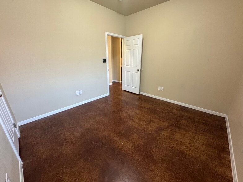 Building Photo - 4305 Cambridge Dr