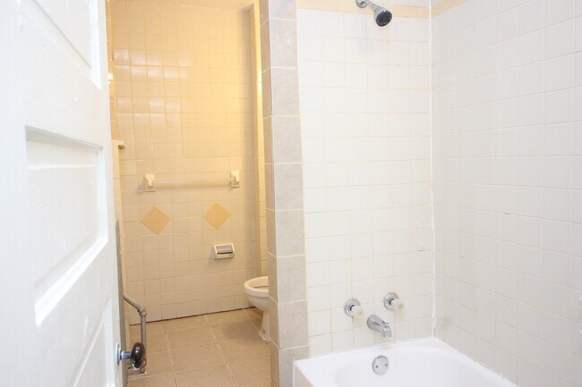 Building Photo - Spacious 5BD/1BA Remington Home w/ W/D! Available 8/14