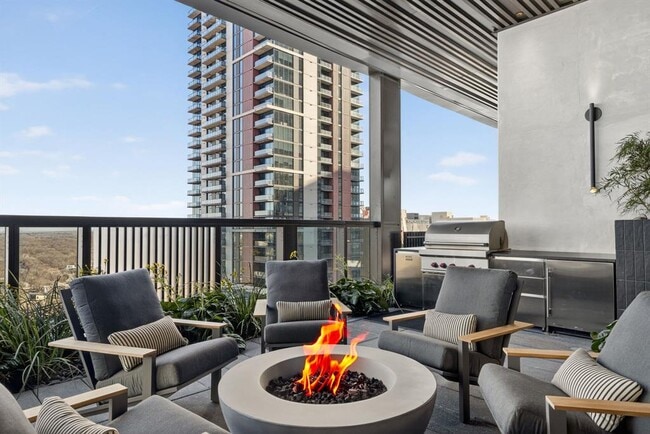 Building Photo - 610 Davis St