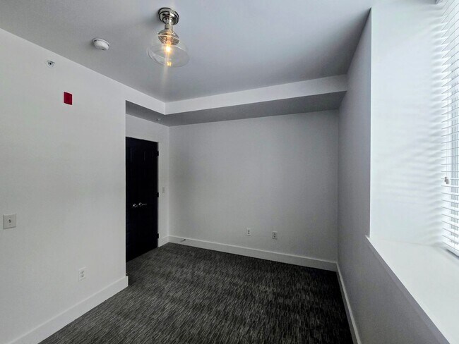 Building Photo - 1815 Main St