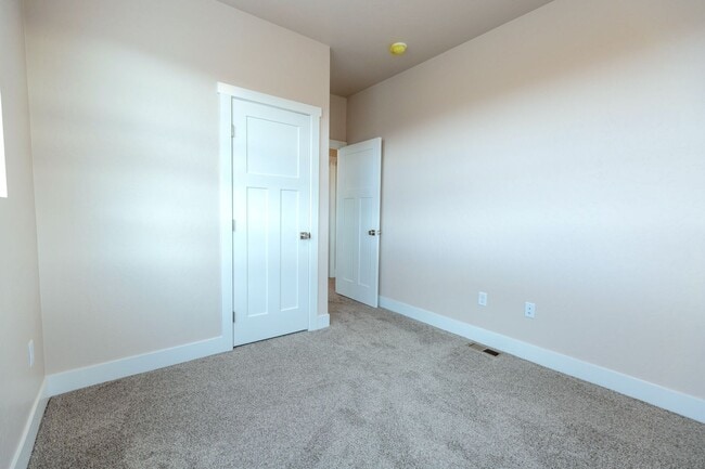 Building Photo - Beautiful 3br Townhome w 1-car Garage (2024)
