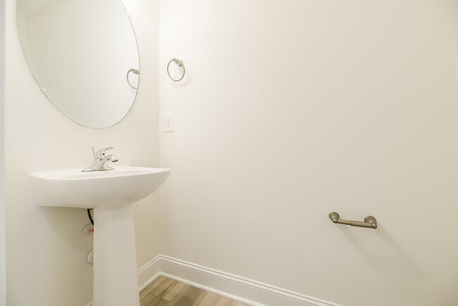 Building Photo - Available Early July - 3 Bed, 2.5 Ba in Convenient Location! Pet Friendly!