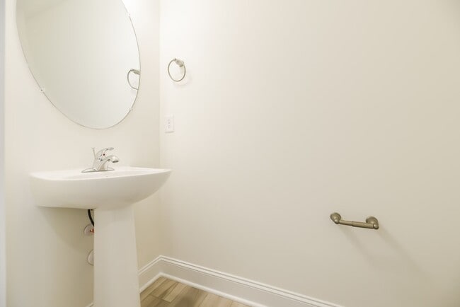 Building Photo - Available July 1st! 3 Bed, 2.5 Ba in Convenient Location - Pet Friendly!