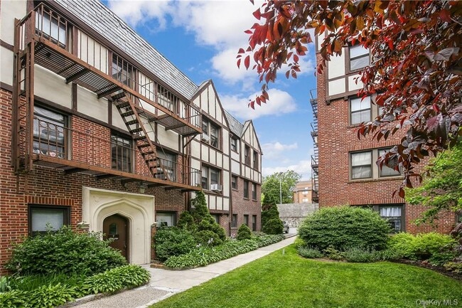 Building Photo - 7 Greenridge Ave