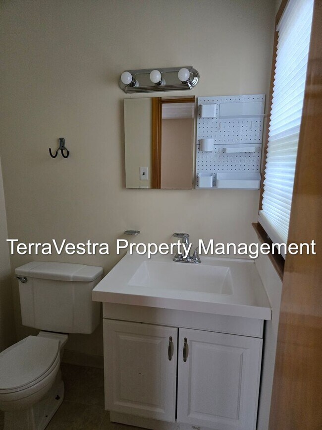 Building Photo - Available 1/2026! 6 Bedroom College Rental 2 Kitchens!!