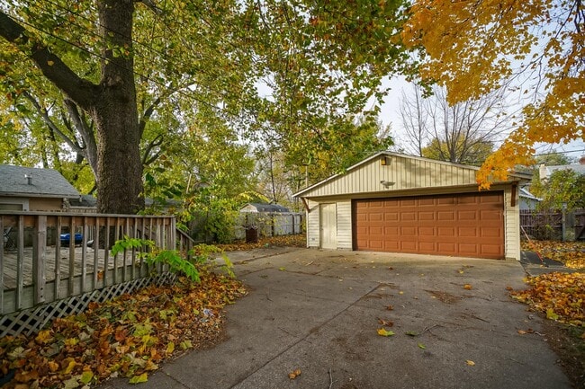 Building Photo - 409 E Melbourne Ave