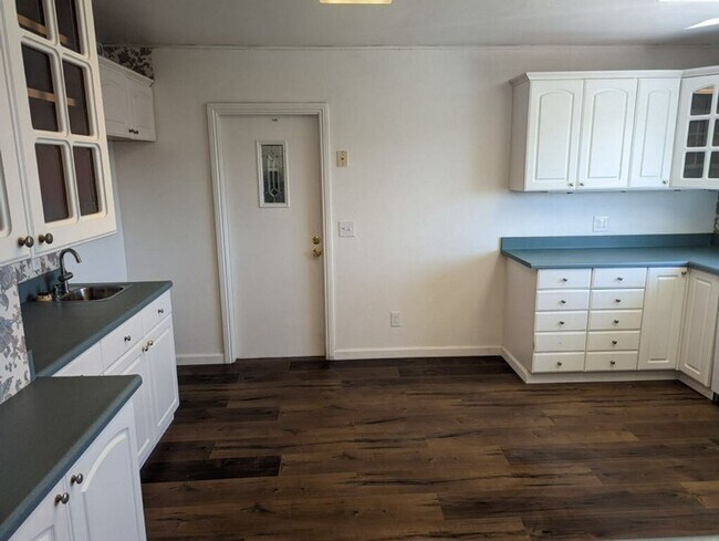 Building Photo - Charming Hilltop Retreat with Breathtaking Mountain Views!!