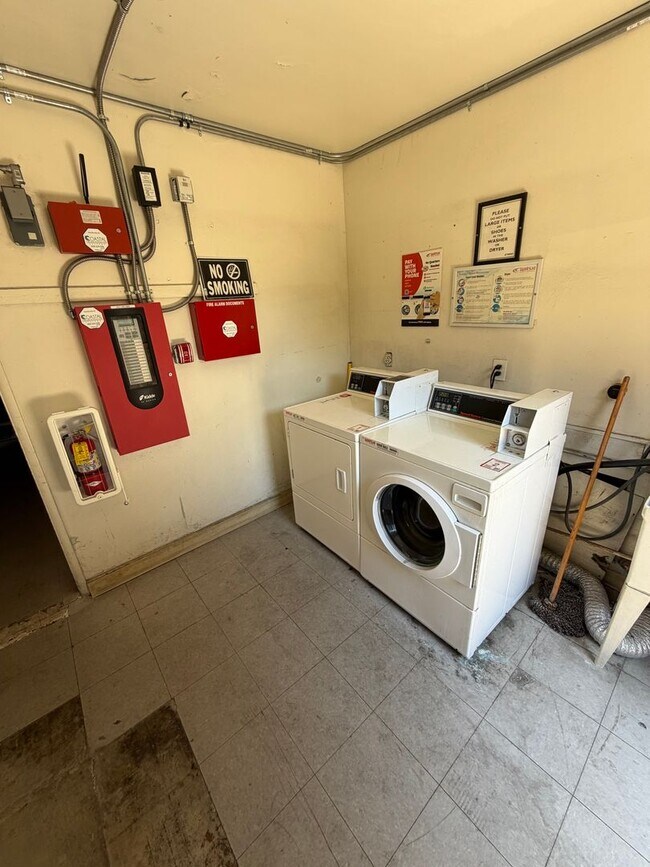 Building Photo - One Bedroom Close to Downtown!