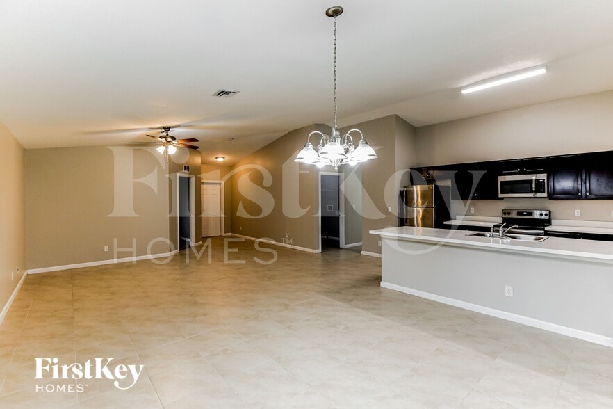 Building Photo - 931 SE Thornhill Dr