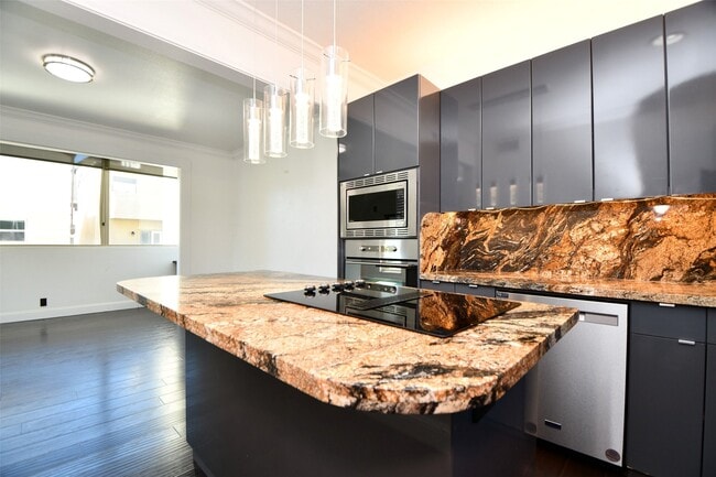 Building Photo - 6000 Inwood Dr