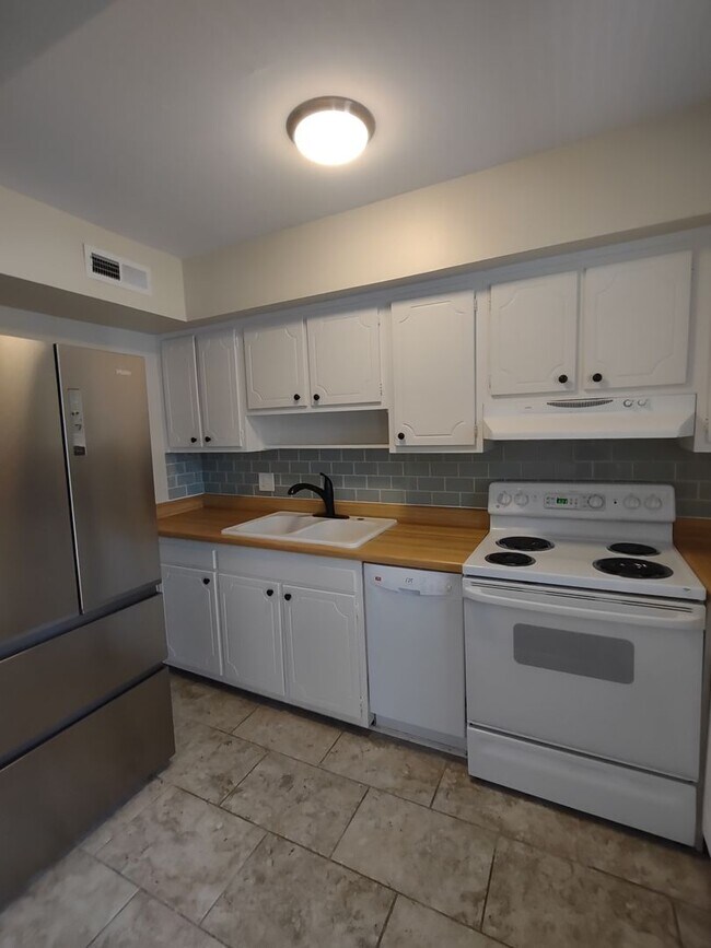 Building Photo - Cozy Condo located in McAlway Manor in Cot...