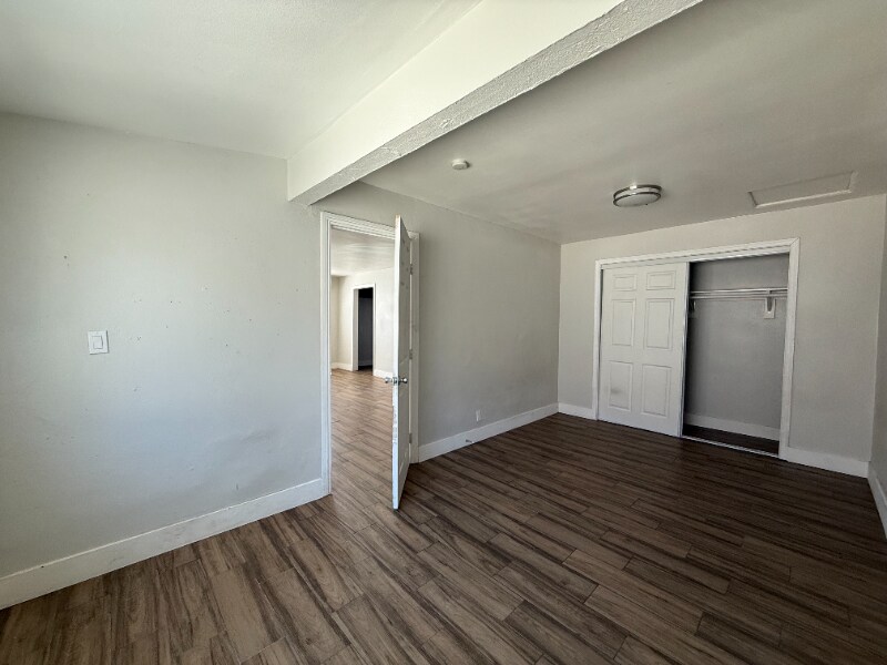 Building Photo - 924 W Chestnut Ave