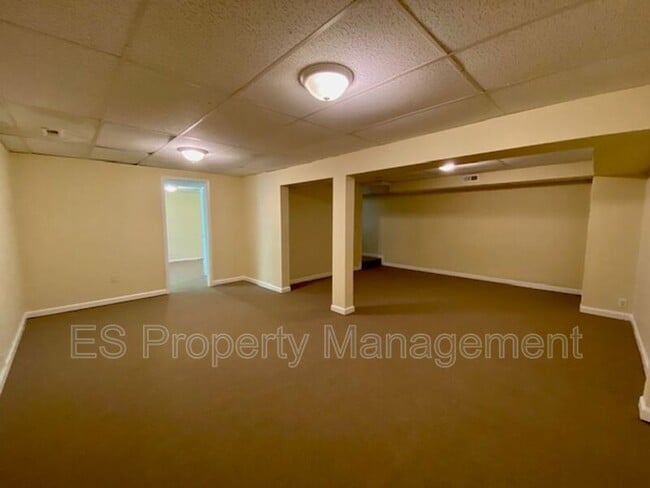 Building Photo - 6879 Oak Lake Dr