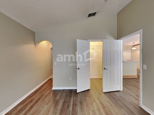 Building Photo - 25012 Hyde Park Blvd