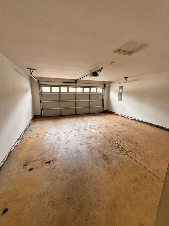 Building Photo - 811 NE Newton Creek Rd