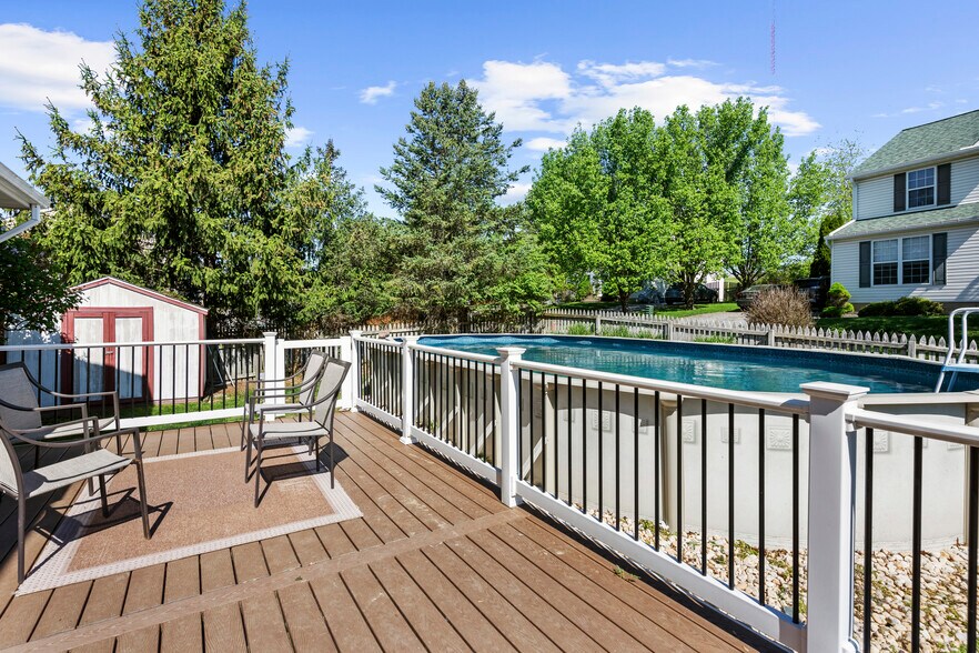 Deck and pool - 754 Mulligan Ln