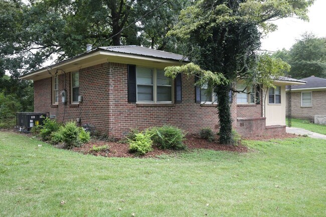 Building Photo - You’ll Love the Layout & Luxury Touches in...