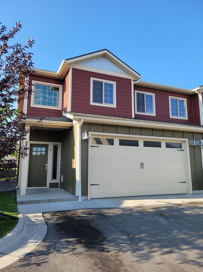 Building Photo - End Unit 3 Bedroom 2.5 Bathroom Condo