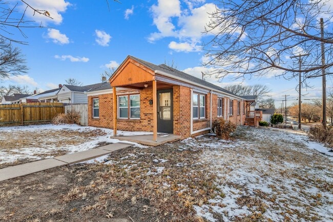 Building Photo - Bright and Spacious 2 Bedroom Duplex!