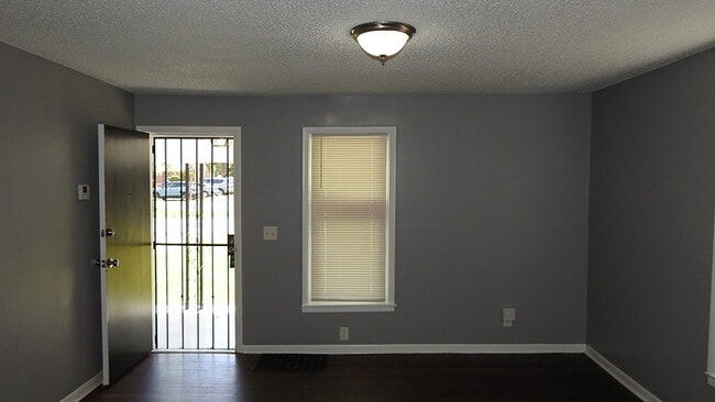 Building Photo - 3bed 2 bath in Indepedence
