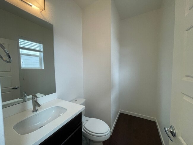 Building Photo - Perfect Location and Perfect Condition!