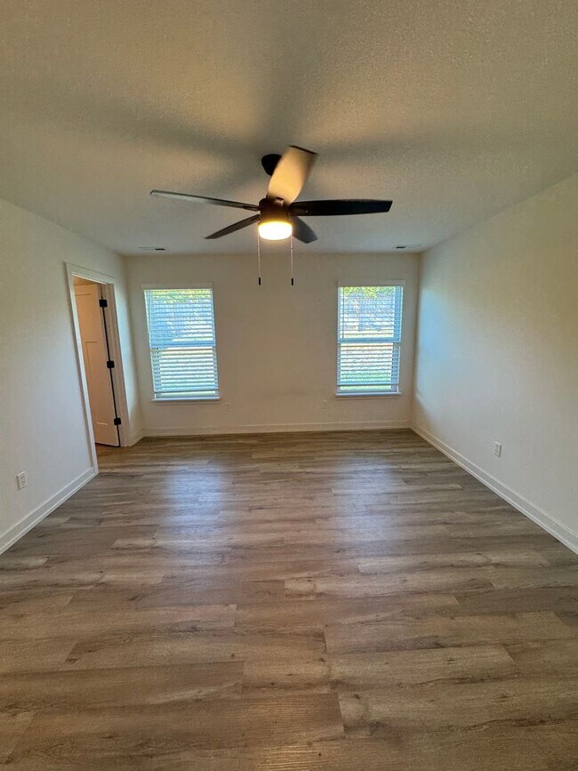 Building Photo - 3 bedroom 2 bath house