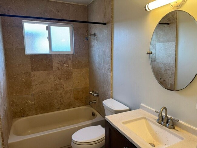 Building Photo - Great Three Bedroom One and 1/2 bath house in Seaside