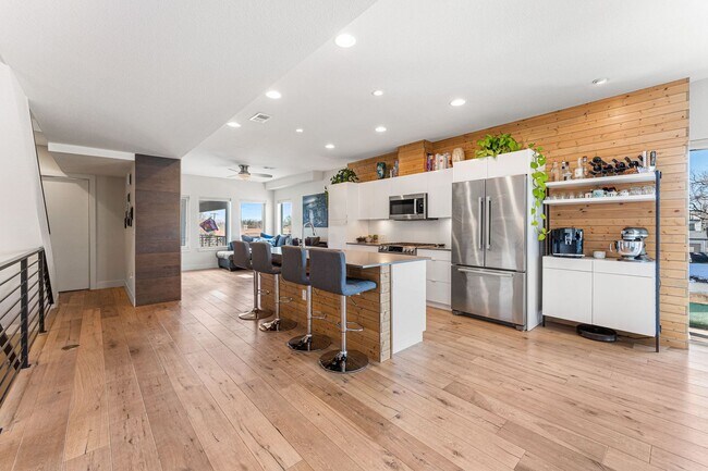 Building Photo - ROOFTOP DECK + spacious END UNIT townhome in Berkeley Neighborhood!