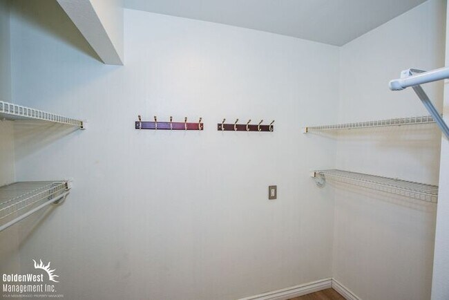 Building Photo - Modern 2Bdm 1.5Ba Townhome in Central Las ...