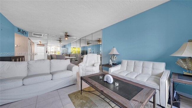 Building Photo - 2861 Somerset Dr