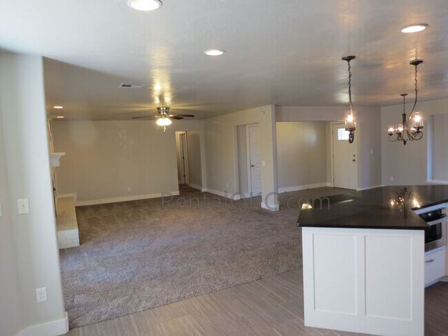 Building Photo - FANTASTIC - Corner Property, Open Plan, Gorgeous Kitchen - 3/2.5